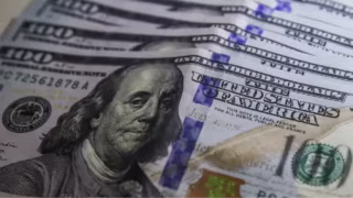 Dólar sobe antes do Copom e Ibovespa avança após novo recorde