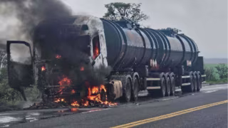 Caminhão-tanque  carregado com biodiesel é incendiado em ataque criminoso na BR-262