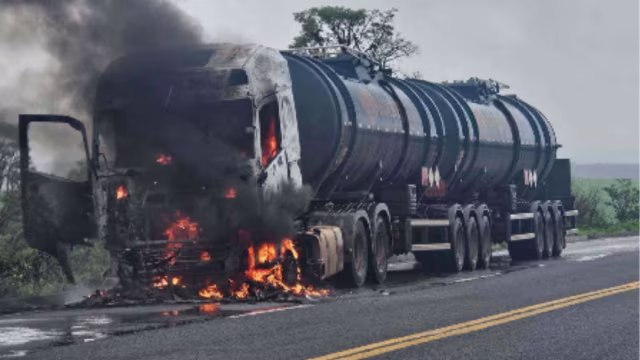 Caminhão-tanque  carregado com biodiesel é incendiado em ataque criminoso na BR-262