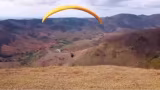 Piloto de parapente cai após equipamento enroscar em árvore em clube de Inhapim