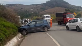 Batida de frente entre dois carros deixa feridos na BR-458 em Iapu