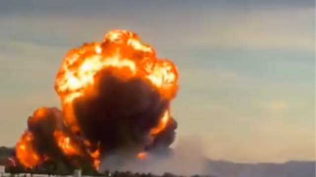 Vídeo: avião de carga cai perto de aeroporto nos EUA e explode