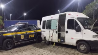 PRF recupera van furtada após perseguição na BR-381