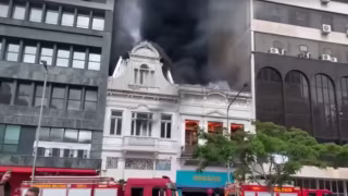 VÍDEO: Incêndio atinge casarões históricos e mobiliza equipes no Centro de Porto Alegre