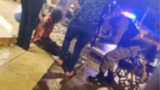 Idoso sofre fratura exposta após carro desgovernado invadir calçada em  MG