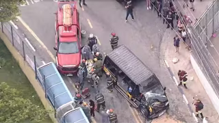 Van escolar colide com micro-ônibus e deixa cinco feridos em Guarulhos
