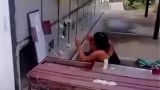 Mulher desenterra caixão do marido para dar banho no corpo