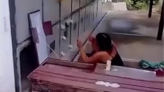Mulher desenterra caixão do marido para dar banho no corpo