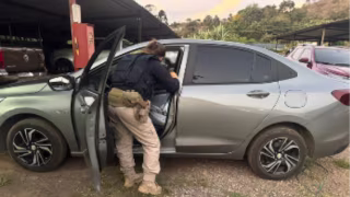 PRF recupera carro furtado e prende dois homens na BR-381, em João Monlevade