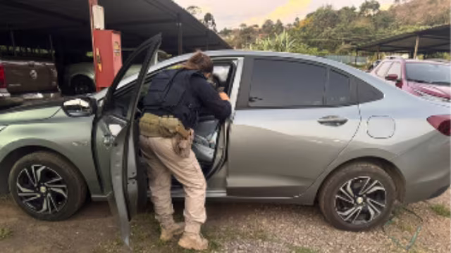 PRF recupera carro furtado e prende dois homens na BR-381, em João Monlevade