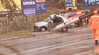 Carro bate em poste e deixa uma pessoa ferida Coronel Fabriciano