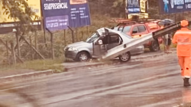 Carro bate em poste e deixa uma pessoa ferida Coronel Fabriciano