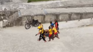 Idoso morre ao tentar salvar jovem que caiu no mar enquanto tirava fotos