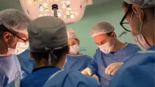 Gêmeas siamesas passam por segunda etapa de separação em cirurgia inovadora