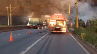 Incêndio atinge galpão de recicláveis e gera fumaça tóxica em Contagem