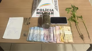 Polícia apreende maconha, sementes e anotações do tráfico em Caratinga