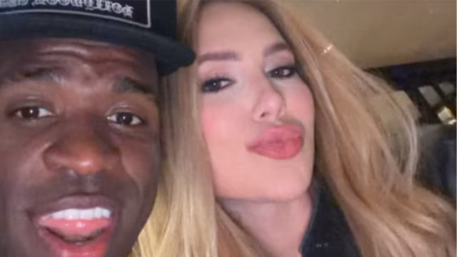 Vini Jr. celebra vitória do Brasil com Virginia Fonseca em Londres