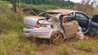 Casal morre após carro capotar em curva perigosa na BR-354