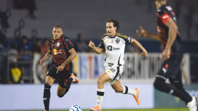 RB Bragantino vence Atlético, assume oitavo lugar e complica rival no Brasileirão