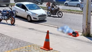 Motociclista de 71 anos morre após bater em carro e atingir poste em Coronel Fabriciano