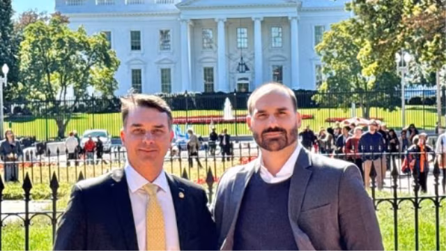 Flávio e Eduardo Bolsonaro vão a El Salvador discutir segurança com Bukele