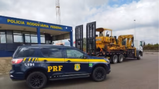 PRF recupera caminhão e trator furtados na BR-381 em Estiva