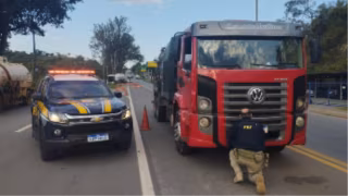PRF recupera caminhão roubado na BR-381 em Sabará