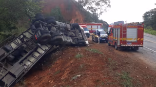 Motorista morre após carreta de laticínios tombar na BR-262, em Manhuaçu