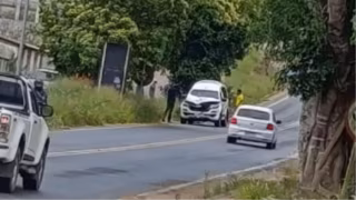 Ciclista morre após ser atropelado por carro funerário  ao desviar de galhos na pista