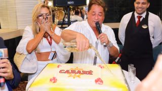 Leonardo surpreende ao regar bolo com cachaça em cruzeiro e divide opiniões