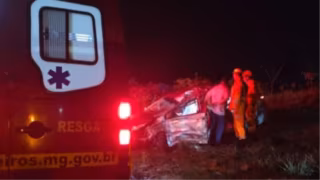 Mulher morre em batida entre carro e caminhão em MG; homem e bebê de 4 meses ficam feridos