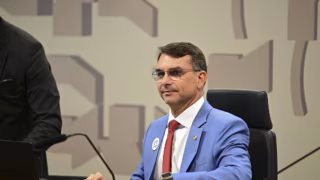 Filho de Bolsonaro convoca vigília religiosa em frente a condomínio do ex-presidente em Brasília