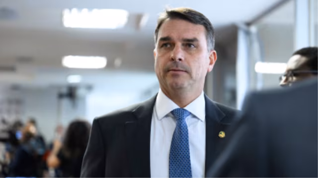 Vídeo de Flávio Bolsonaro convocando vigília é usado para embasar prisão preventiva de Jair Bolsonaro