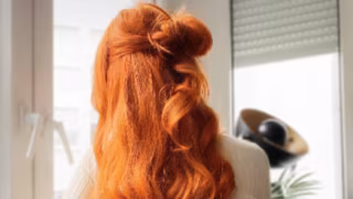 Garçonete chamada de 'água de salsicha' após pintar cabelo de ruivo é indenizada por dispensa discriminatória