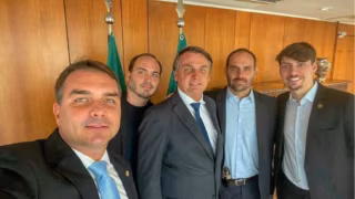 Moraes autoriza visitas dos filhos e define regras de atendimento médico a Bolsonaro na PF
