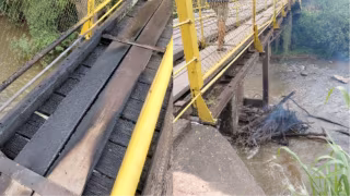 Incêndio atinge ponte sobre o Rio Piracicaba em João Monlevade