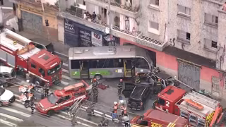 Micro-ônibus perde o controle, atinge carros e deixa feridos na Zona Norte de SP