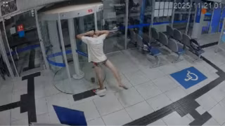 Após invadir agência, rapaz fica preso na porta giratória e é detido pela PM