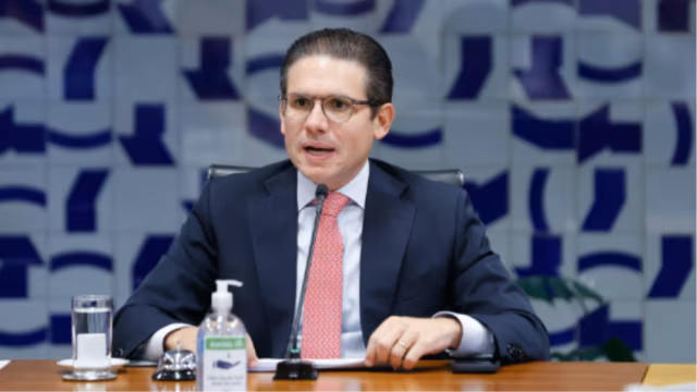 Hugo Motta rompe com líder do PT na Câmara e expõe crise de confiança