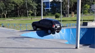 Carro amanhece pendurado na borda de pista de skate em parque de Sorocaba