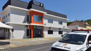 Polícia identifica adolescente de 14 anos por usar IA para fazer montagens de nudez de alunas