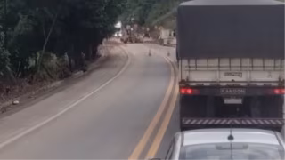 Fortes chuvas causam deslizamento de terra na BR-381  próximo a Jaguaraçu