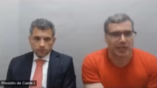 Réu por morte de gari diz odiar armas e justifica foto com distintivo da esposa delegada durante novo depoimento