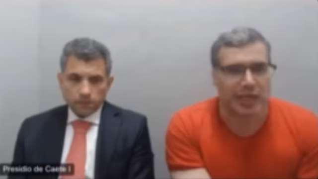 Réu por morte de gari diz odiar armas e justifica foto com distintivo da esposa delegada durante novo depoimento