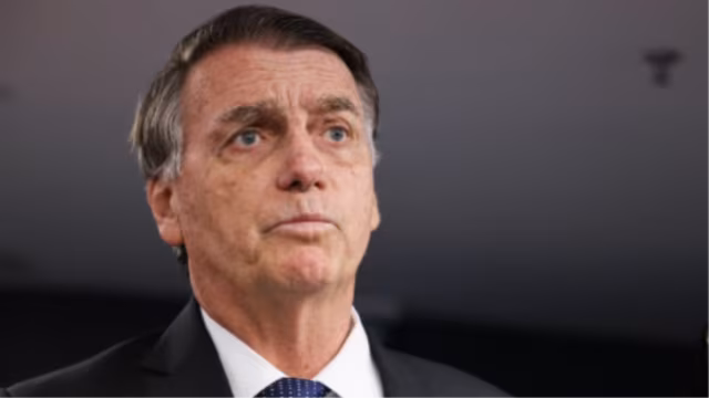 Carlos Bolsonaro relata agravamento de crise de soluços de Jair Bolsonaro na prisão da PF