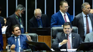 Congresso derruba vetos de Lula sobre licenciamento ambiental e dívidas dos estados