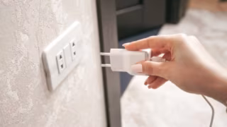 Tempestades elevam risco de queima de TVs modernas e reparo pode chegar a 70% do valor do aparelho