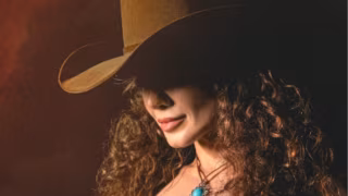 Paula Fernandes lança EP 'SIMPLESmente Eu' e revisita raízes sertanejas e românticas