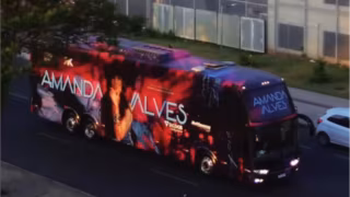 Ônibus da cantora Amanda Alves se envolve em engavetamento com 5 veículos e deixa 23 feridos na Castello Branco