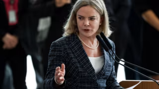 Gleisi nega troca de cargos por votos para aprovar Flávio Dino no STF